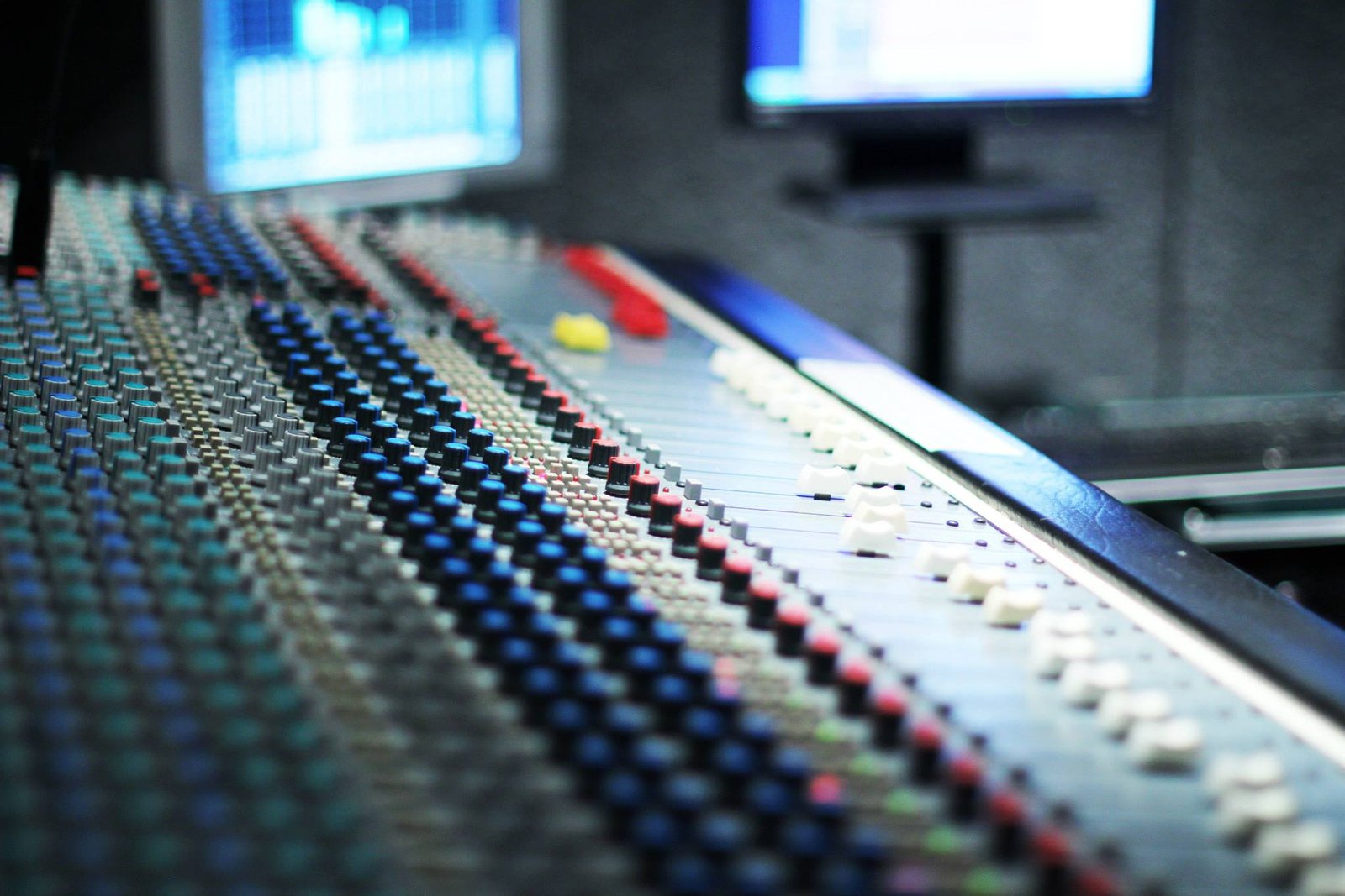 Le studio - table de mixage DDA